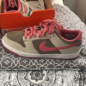 Nike Dunk Low Youth Sneaker 6Y